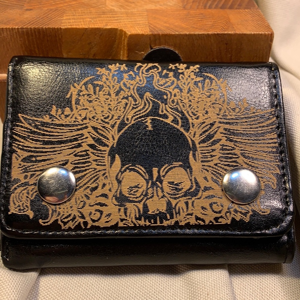 NWOT Scull/flames tri-fold real leather wallet